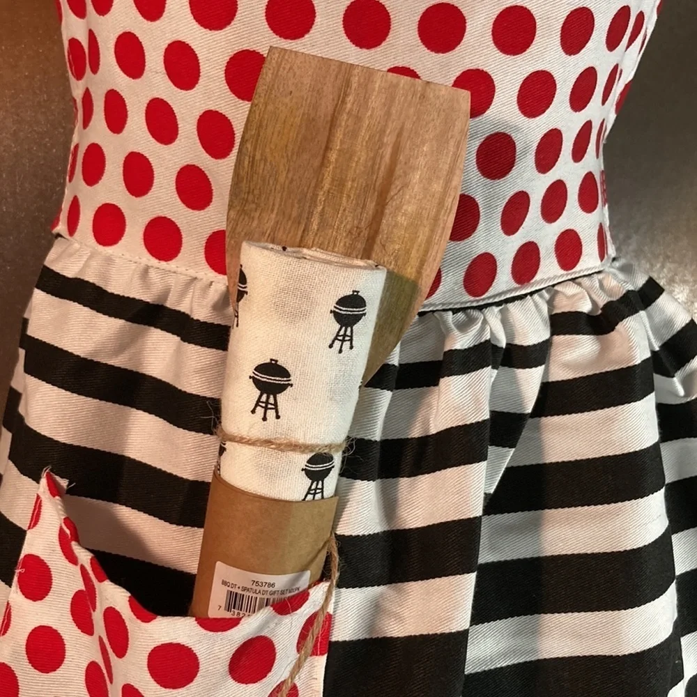 Adorable brand new sweetheart apron set. W/‎ matching towel and spatula. New.